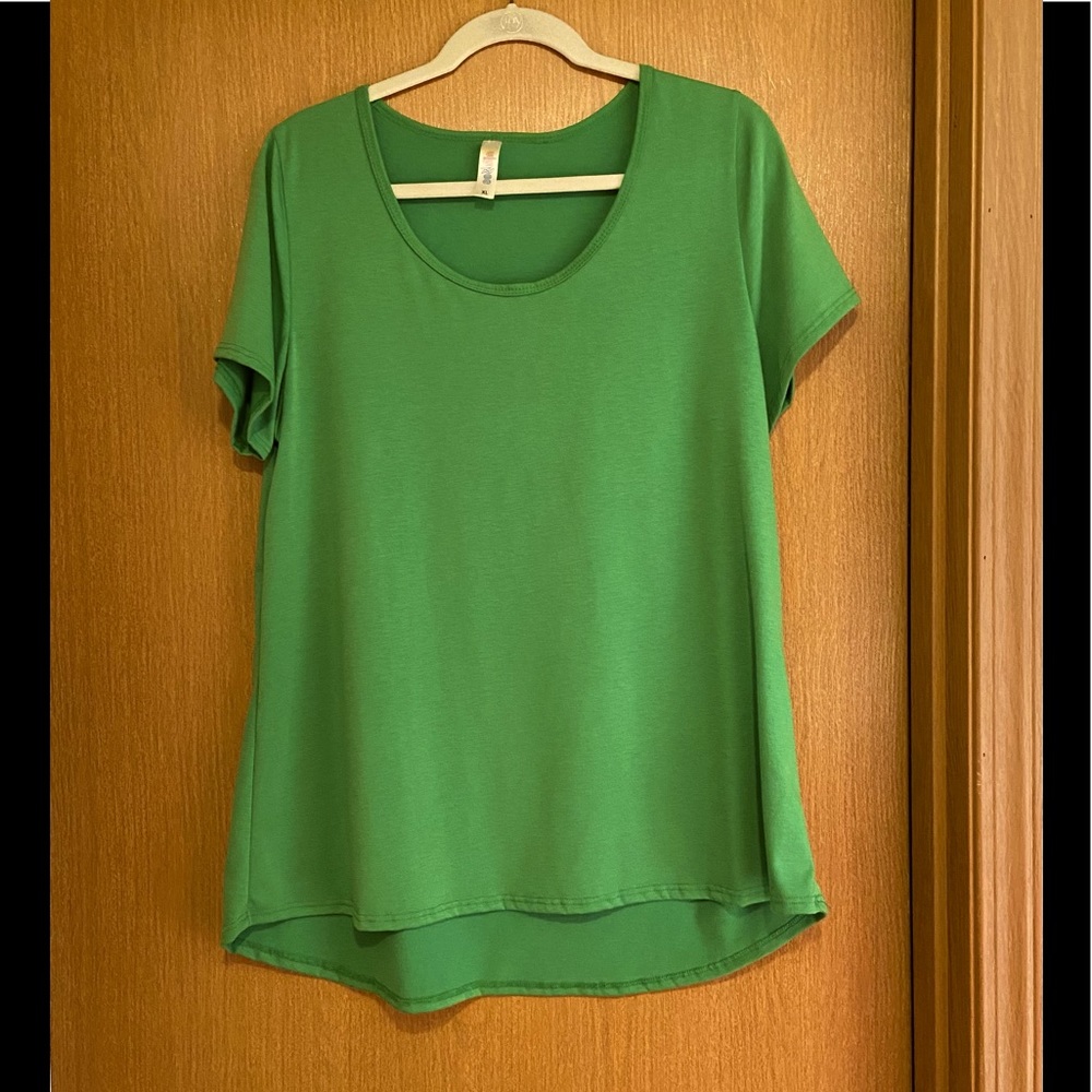 NWOT Lularoe Classic Tee